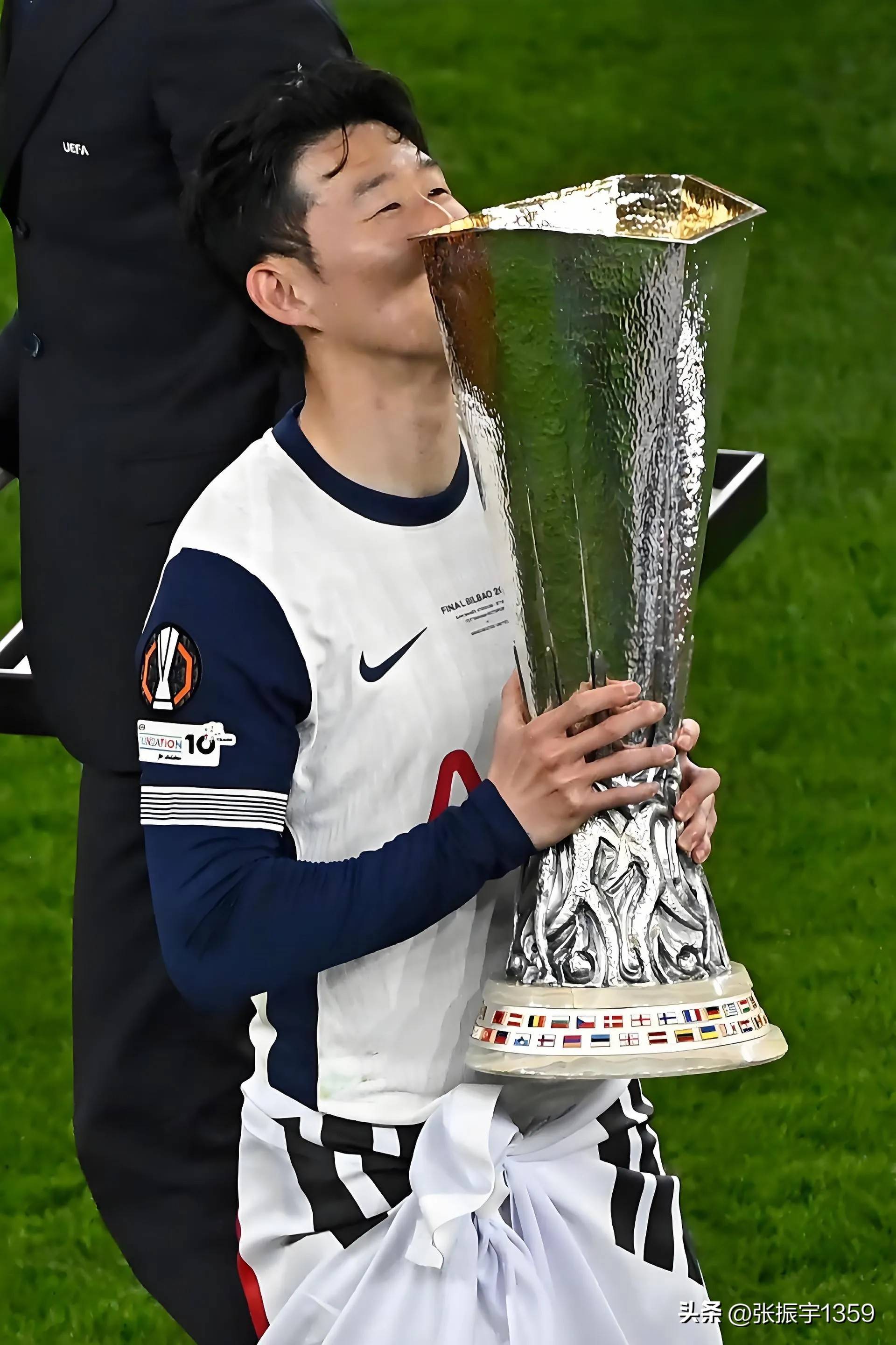 关于巴塞罗那训练开放日，赛前主帅复盘引欢呼，欧联在即，球队文化再被提及的信息